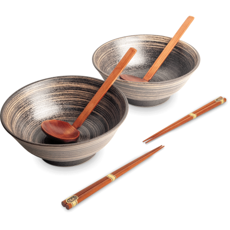 Ramen Skål Sæt Keramik Uzu Brun m. skeer og spisepinde - Skønt Ramen sæt med skåle, skeer og spisepinde. Skålene i porcelæn er smukt mønstret i brune nuancer, der matcher tilbehøret i naturligt mørkt træ.