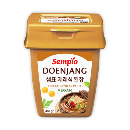 Sempio Doenjang Sojabønne Pasta 460g - Doenjang, også kendt som 'koreansk miso', er en fermenteret sojabønnepasta, der bruges til alt fra dips og marinader til suppebaser.