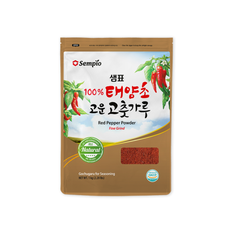 Sempio Gochugaru - Koreansk Ekstra Fint Chili Pulver 1kg - Fint gochugaru chilipulver af koreanske røde chilipebre, der hovedsageligt bruges til at lave gochujang og jjigae, men også til at krydre mange andre retter.