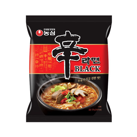 Nongshim Shin Ramyun BLACK Instant Nudler 130g - Oplev alletiders instant nudler, der, ifølge sloganet, kan få selve livet til at græde. Shin Ramyun BLACK fås med en ekstra krydder-pakke for en super rig smag.