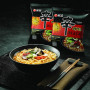 Nongshim Shin Ramyun BLACK Instant Nudler 130g - Oplev alletiders instant nudler, der, ifølge sloganet, kan få selve livet til at græde. Shin Ramyun BLACK fås med en ekstra krydder-pakke for en super rig smag.