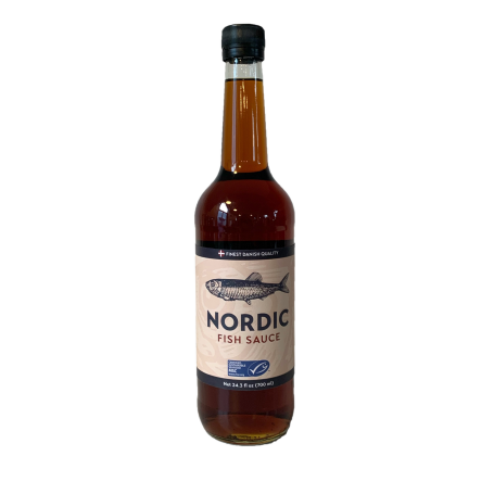 Nordic Fish Sauce 700ml - Dansk Premium Fiskesauce - Fremragende, naturligt fermenteret fiskesauce fra Thyborøn fremstillet på intet andet end dansk vinterbrisling og salt - ideel til at skabe umami i dine retter!