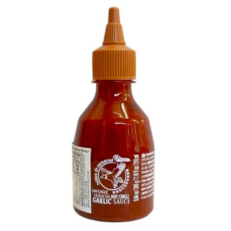 Uni-Eagle Sriracha Garlic Chili Sauce 245g - Sriracha chilisauce med ekstra hvidløg og en lettere skarp, behagelig styrke. Fantastisk, aromatisk krydret sauce fra den thailandske producent, Uni-Eagle