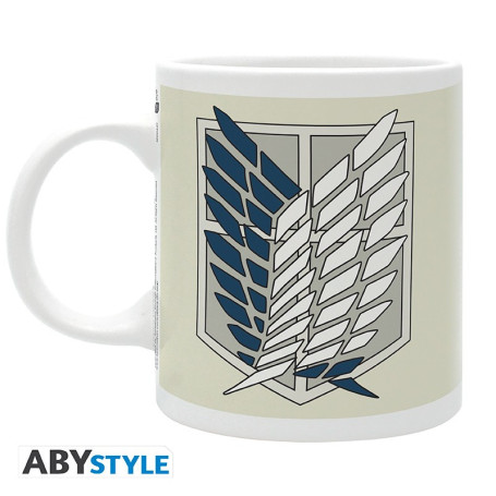 ABYstyle Anime Kop 320ml m/Håndtag - Attack on Titan - Survey Corps - Nyd din kaffe og te i det fedeste anime krus fra hitserien Attack on Titan! Den medfølgende æske gør det til en perfekt gave for den fan, du har kær ~(o´▽`o)