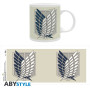 ABYstyle Anime Kop 320ml m/Håndtag - Attack on Titan - Survey Corps - Nyd din kaffe og te i det fedeste anime krus fra hitserien Attack on Titan! Den medfølgende æske gør det til en perfekt gave for den fan, du har kær ~(o´▽`o)
