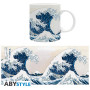 ABYstyle Japan Kop 320ml m/Håndtag - Kanagawa Wave - Nyd din kaffe og te i koppen med Hokusais klassiske ukiyo-e bølgemotiv. Den medfølgende æske gør det til en perfekt gave for den fan, du har kær ~(o´▽`o)