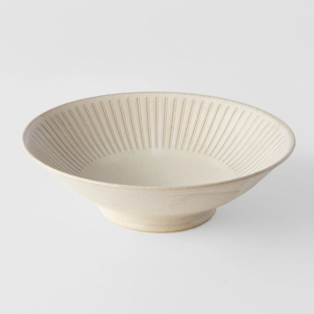 Japansk Keramik Ramen Skål 25cm Alabaster - Håndlavet keramik fra Japan af udsøgt kvalitet. Skøn alabaster-farvet skål med riller frembragt af lokalt værksted i Gifu med en lang håndværkstradition.