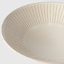 Japansk Keramik Ramen Skål 25cm Alabaster - Håndlavet keramik fra Japan af udsøgt kvalitet. Skøn alabaster-farvet skål med riller frembragt af lokalt værksted i Gifu med en lang håndværkstradition.
