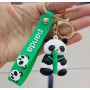 Panda Nøglering Banner Grøn/Sort 5cm - Bedårende bambusspisende pandafigur som nøglering! Der medfølger desuden også et grønt eller sort banner med søde pandaansigter ☆ﾐ ʕ •ᴥ• ʔ