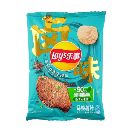 Lays Potato Chips Braised Beef Flavor 70g - Disse sprøde kartoffelchips har en unik, krydret smag inspireret af den kinesiske klassiker, braseret oksekød! Både kuriøse og tilfredsstillende at snacke på!