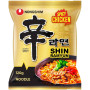 Nongshim Shin Ramyun GOLD CHICKEN Instant Nudler 120g - Oplev alletiders instant nudler, der, ifølge sloganet, kan få selve livet til at græde. Shin Ramyun GOLD CHICKEN fås her med ekstra meget kyllingesmag!