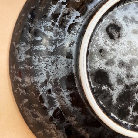 Japansk Keramik Skål 28,5cm Black Pearl Sakasama - Håndlavet keramik fra Japan af udsøgt kvalitet. En eksklusiv omvendt udgave med Black Pearl seriens smukke glaze på ydersiden, formet og glaseret i Gifu.