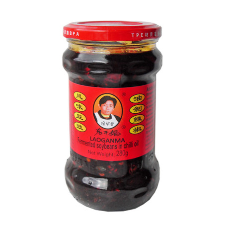 Lao Gan Ma Fermented Soy Bean Chili Oil 280g - Aromatisk chili- og bønnesovs med konserverede sorte bønner fra Lao Gan Ma, som for mange forbliver en af de mest autentiske chilisaucer på markedet  :)
