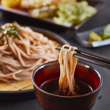 Zaru Soba Pakke - Tenzaru Style - Zaru Soba er dyppenudler med mentsuyu traditionelt serveret på et bambusfad. Sammen med tempura bliver det til tenzaru - et populært 'set meal' i Japan :)