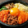 STOP MADSPILD (BEDST FØR 31/03/25) - Daisho Yum Yum Japansk Hot Sauce 240g - Original japansk hot sauce fra Daisho baseret på gochujang og hvidløg! Hot sauce er et perfekt valg til at marinere protein eller hælde over retter.