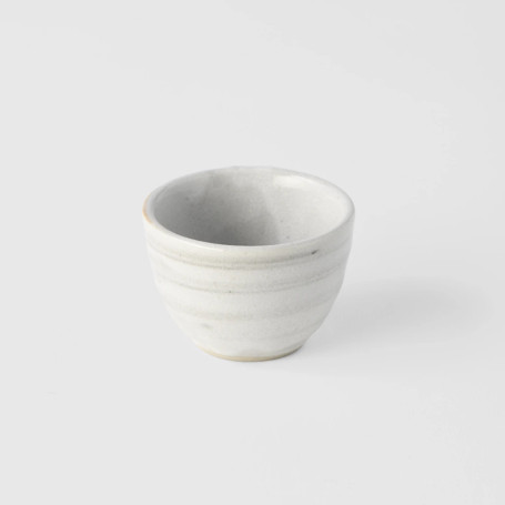 Japansk Keramik Sake Kop 20ml Shiro Ochoko - Keramik fra Japan af udsøgt kvalitet. Traditionel sake kop med hvide hvirvler i en ochoko størrelse særligt egnet til gæsteservering. 