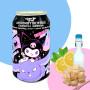 Sanrio Kuromi Ramune Lemon Warabi Mochi Sparkling Water - Læskedrik med spændende ny Ramune Lemon Warabi Mochi smag! Forfriskende let og sprudlende danskvand bragt til dig i den sødeste dåse med Sanrio's Kuromi (*≧ω≦*)
