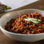 Nongshim Koreanske Chapaghetti Instant Nudler - Koreansk spaghetti med chajang/jjajang sauce = "chapaghetti". Nongshims svar på den populære ret Chajangmyeon med mørk fermenteret sojabønnesauce.