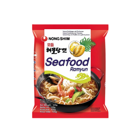 Nongshim Seafood Ramyun Instant Nudler - Koreanske instant nudler med masser af smag fra fisk og skaldyr samt chilipeber, der tilsammen skaber et både umamifyldt og mættende måltid.