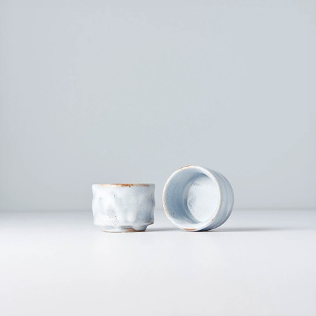Japansk Keramik Sake Kop 50ml Kumo Ochoko - Keramik fra Japan af udsøgt kvalitet. Traditionel høj sake kop med hvid og sandfarvet glaze i en ochoko størrelse særligt egnet til gæsteservering. 