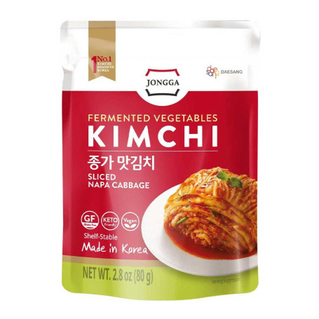 STOP MADSPILD (BEDST FØR 26/04/26) - MÆNGDERABAT - Jongga Napa Cabbage Spicy Kimchi 80g - Autentisk kimchi i smart lille pose - klar til at spise! Kimchi er fermenteret kål med chili og hvidløg. En ægte koreansk delikatesse.