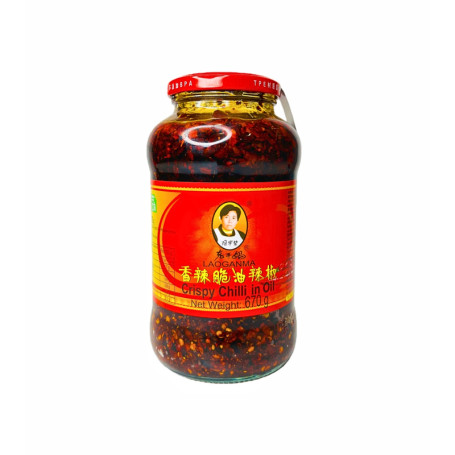 Lao Gan Ma Crispy Onion Chili Oil 670g - Chilisauce fra Lao Gan Ma med stegte fermenterede sojabønner og løg for en ekstra sprød, autentisk chiliolie, der for mange er en ultimativ favorit :)