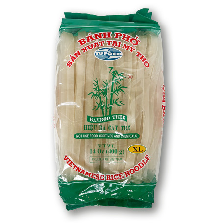Bamboo Tree Hủ Tiếu XL 10mm Risnudler 400g - Nudler fremstillet på hvide ris og risstivelse for en fantastisk chewy konsistens. Prøv dem i en kold nudelsalat eller i en krydret suppe.