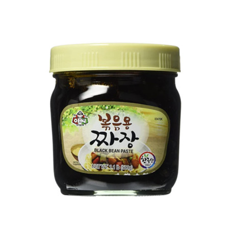 Assi Bokkeum Jjajangmyeon Black Bean Paste 500g - Autentisk koreansk Chunjang sauce med fermenterede sojabønnner og karamel. Ideel at hælde over dine nudler til en omgang pikant og mættende Jjajangmyeon!