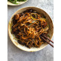 Wang Jjajangmyeon - Roasted Black Bean Paste 500g - Autentisk koreansk Chunjang sauce med fermenterede, ristede sojabønner. Ideel at hælde over dine nudler til en omgang pikant og mættende Jjajangmyeon!