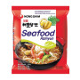 Nongshim Seafood Ramyun Instant Nudler - Koreanske instant nudler med masser af smag fra fisk og skaldyr samt chilipeber, der tilsammen skaber et både umamifyldt og mættende måltid.