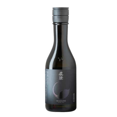 Masumi KURO Black Junmai Ginjo Sake 300ml - KURO Black er en fantastisk sake fra Masumi, der har en frugtig aroma med noter af æble og banan og en umami-fyldt finish med flot kompleksitet.