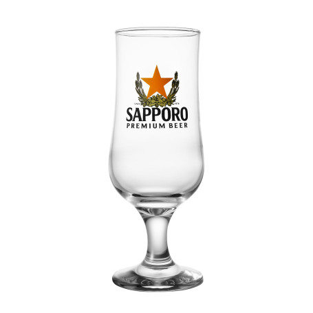 Sapporo Ølglas med Logo 370ml - Højt japansk ølglas på fod fra Sapporo med en elegant profil og det klassiske stjernelogo 