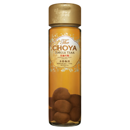 Choya Single Year Umeshu 650ml 15% - Forkæl dig selv med den lækre smag af modne Nanko ume blommer, lagret i alkohol og sukker i mindst 12 måneder. Rigt aromatisk med lækre syrlige noter.