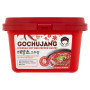 Ajumma Gochujang Koreansk Chili Pasta 500g - Ajumma Gochujang chilipasta af fermenterede koreanske røde chilipebre og krydderier. Chilipastaen har en lækker sød, let røget og stærk smag af koreansk chili.