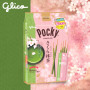 Pocky Sakura Matcha Limited Edition 8-pak - De velkendte sprøde Pocky kiksestænger med smag af grøn the og kirseblomster, der bare emmer af japansk forår!