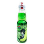 Ramune Naruto Special Edition - Sasuke Melon Sodavand 200ml - Japansk sodavand med den klassiske glaskugle, som her fås i en variant med melon og Sasuke Uchiha! Den alvorlige hævner fra den evigpopulære Naruto-serie :D