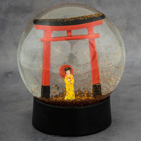 Snekugle Torii Sakura Kimono Ø12cm - Smuk snekugle med en kvinde på slentretur under japansk tempelport. Når kuglen rystes, forsvinder pige og tempel i en storm af bronzefarvet glitter. 