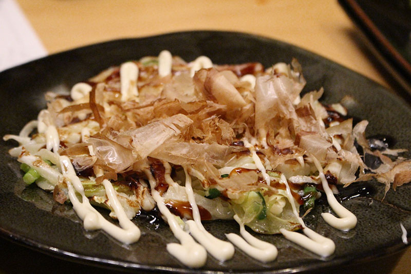 Okonomiyaki med bonito katsuobushi tun flager