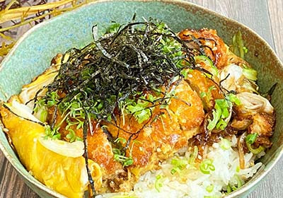 Katsudon - japansk ris-skål med paneret svinekotelet